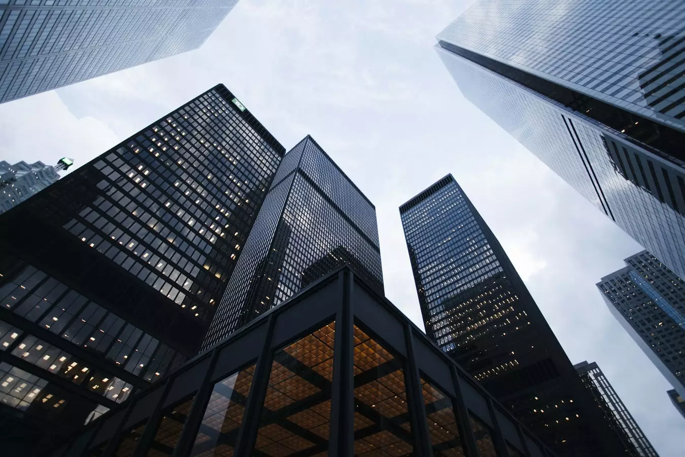 Buildings sous ciel gris