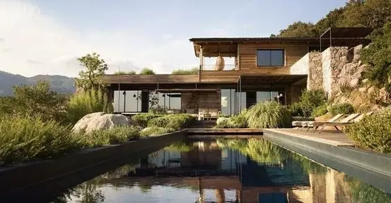 Maison en bois avec piscine.